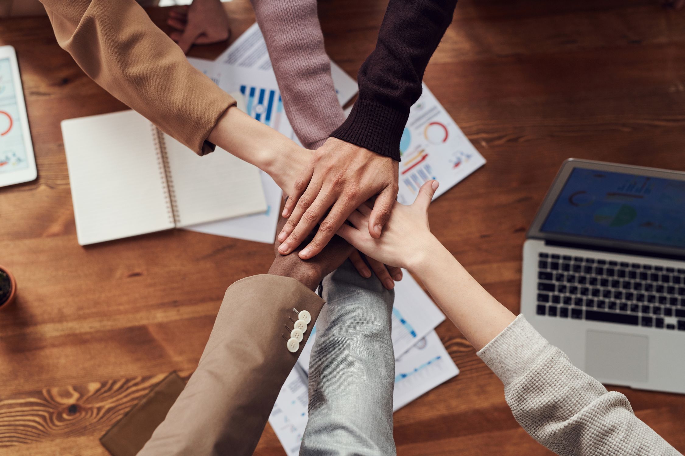 Personas colaborando en evento tecnológico - Help Afectados MWC